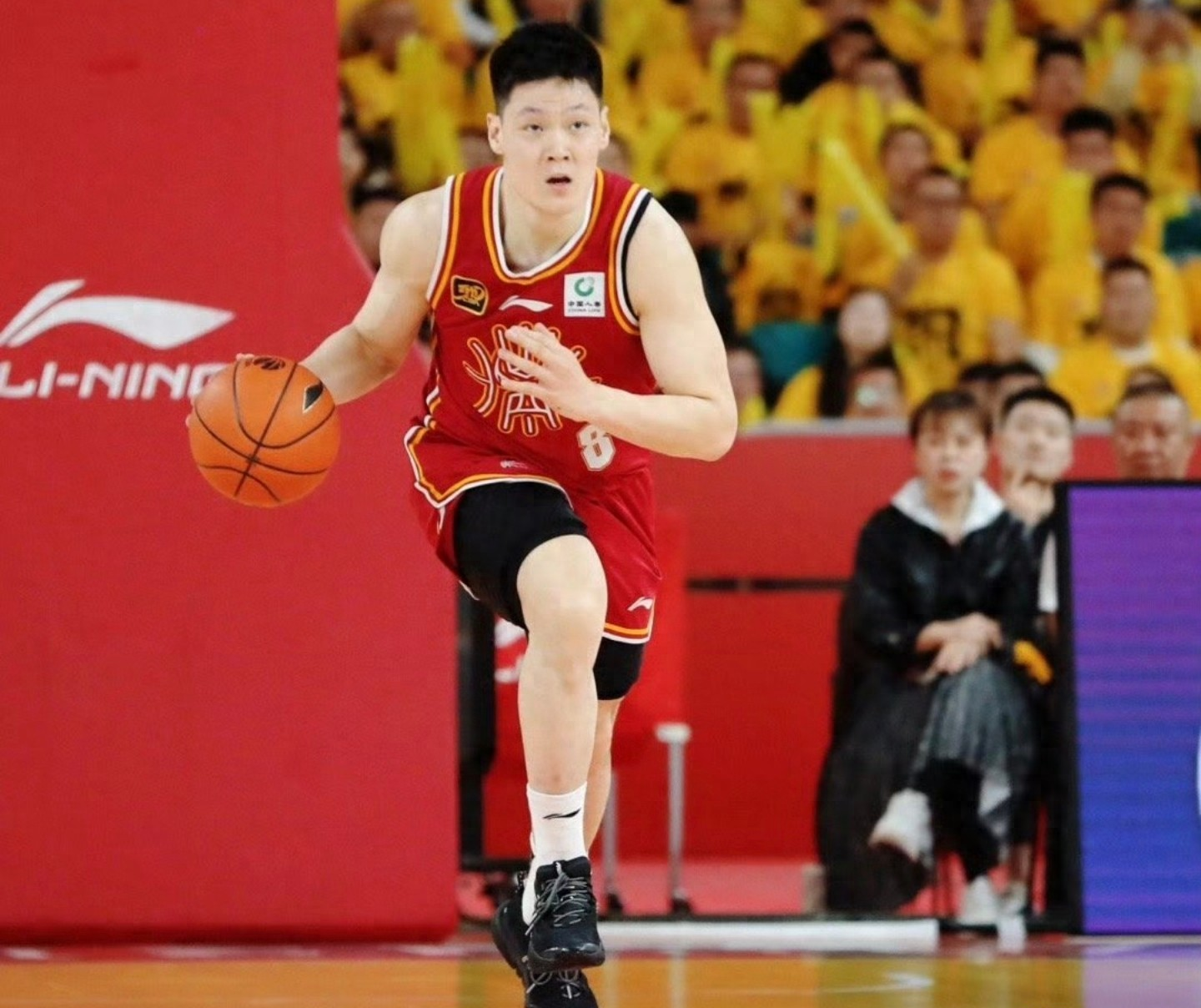 CBA季后赛战况:利物浦防线稳固,热刺进攻受阻,辛纳成最佳